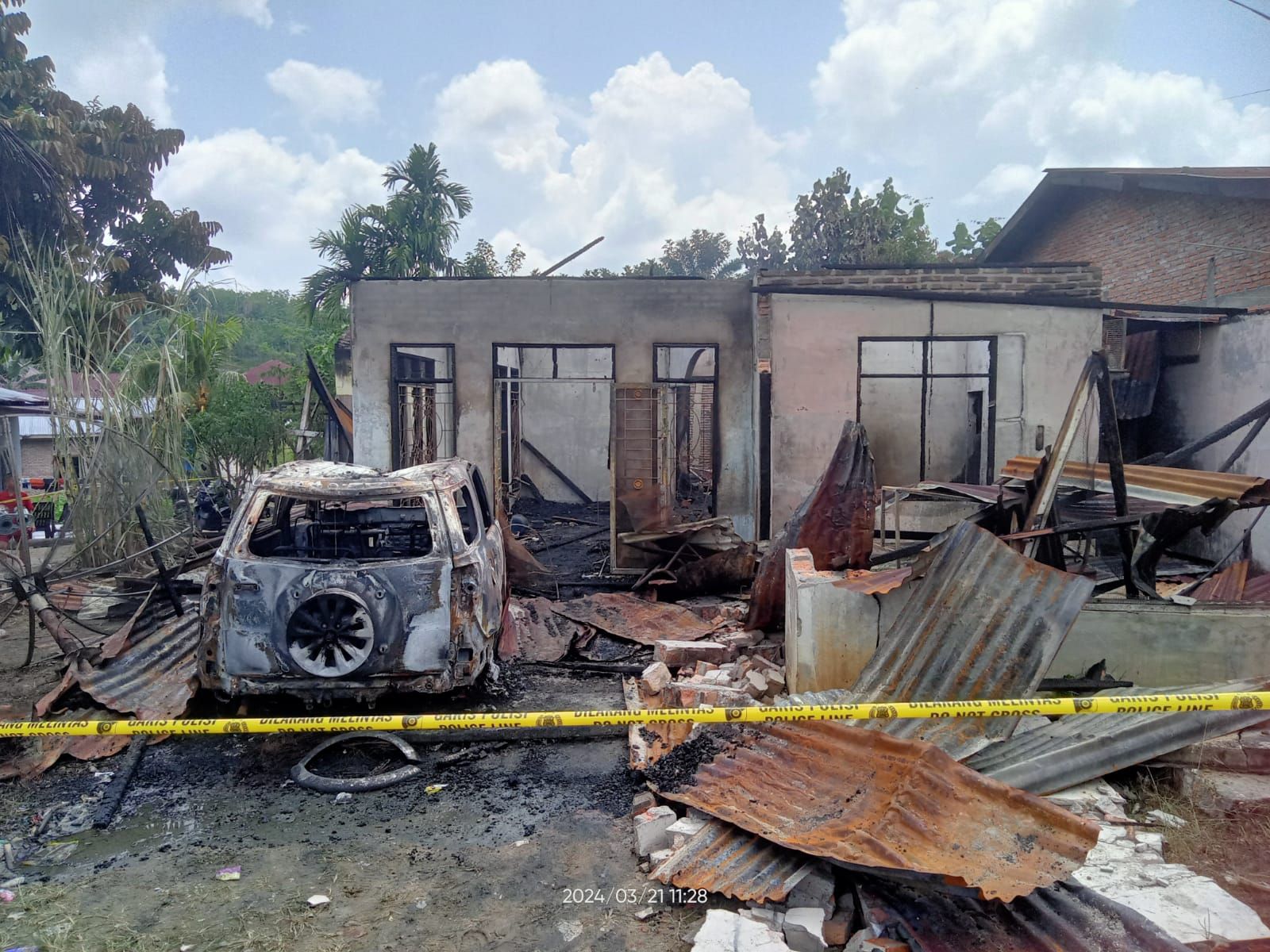 Rumah dan Mobil Milik Junaidi Wartawan dan anggota PWI Labuhanbatu Pasca Dibakar OTK