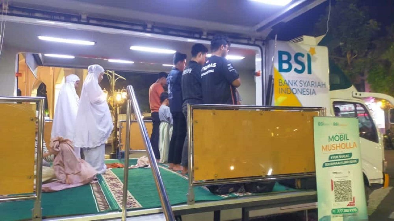 Menunaikan ibadah Sholat di Mobil Mushola BSI Maslahat Surabaya di Jalan Tunjungan. Sumber: BSI Maslahat