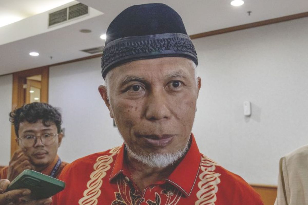 Gubernur Provinsi Sumatera Barat (Sumbar) Mahyeldi saat diwawancarai di Padang, Kamis (21/3/2024)
