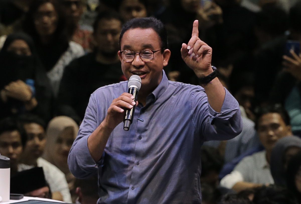 Capres nomor urut 1, Anies Baswedan saat diskusi Desak Anies di DBL Arena, Surabaya, Jawa Timur pada Jumat, 9 Februari 2024.