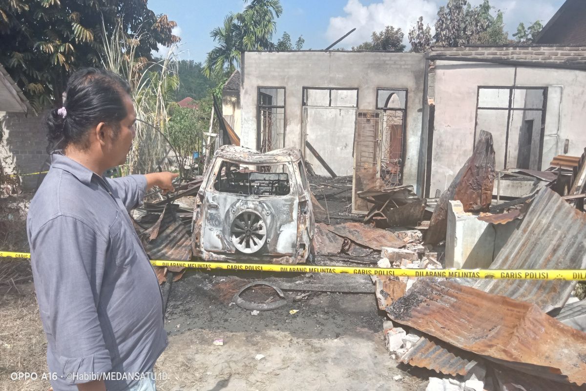 Kondisi Rumah dan Mobil Milik Junaidi Wartawan di Labuhanbatu Sumut 