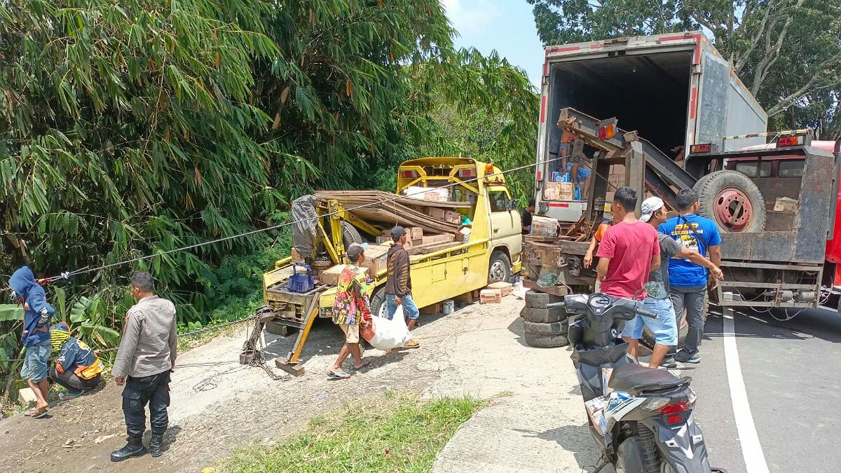 Petugas dari Polsek Kadipaten Polres Tasikmalaya sedang mengevakuasi truk yang terguling di tanjalan gentong Kabupaten Tasikmalaya Kamis 21 Maret 2024