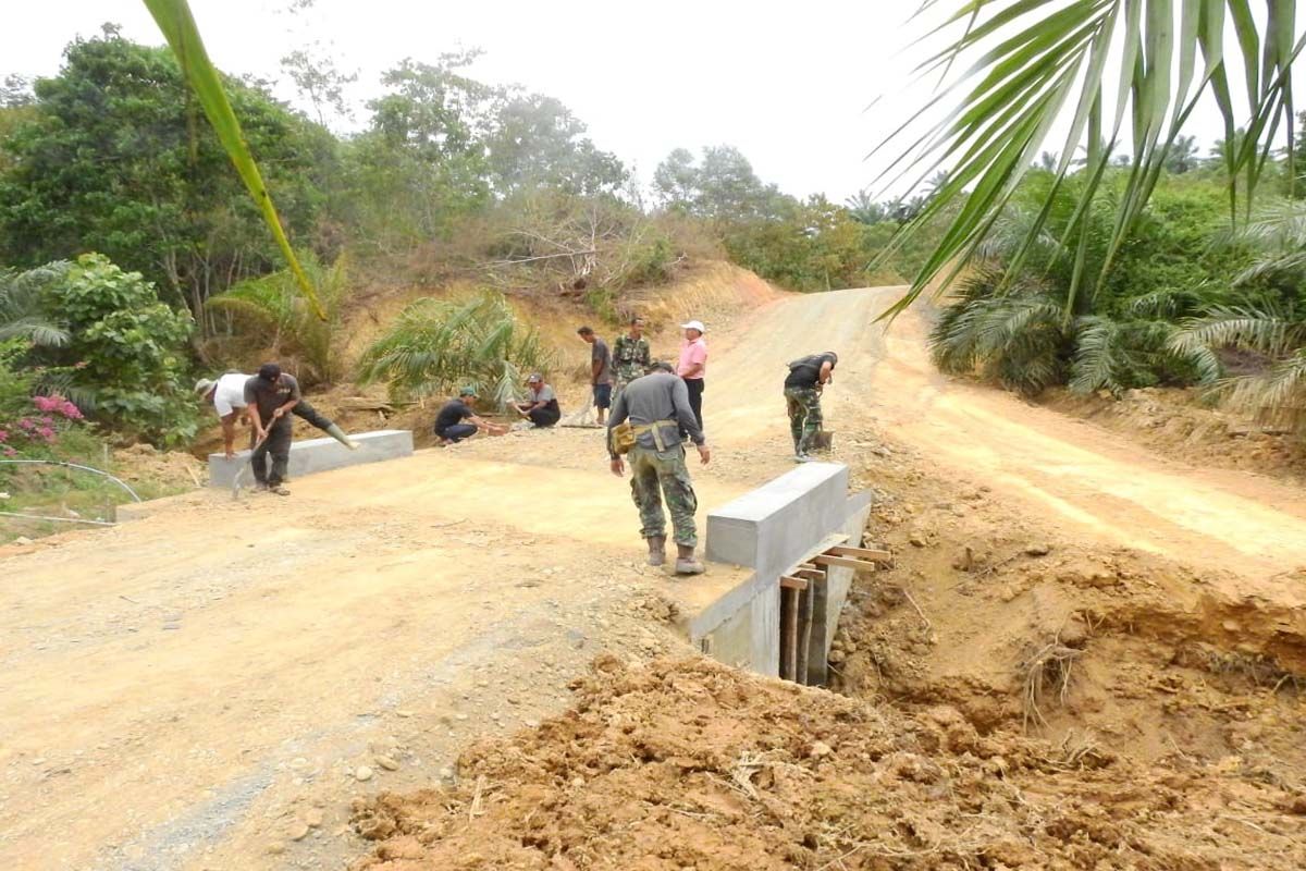 Satgas TMMD Aceh tamiang sedang melakukan pembukaan jalan penghubung Kampung Kaloy dan Kampung Perkebunan Pulau Tiga sepanjang 3,2 km dan lebar 6 meter..