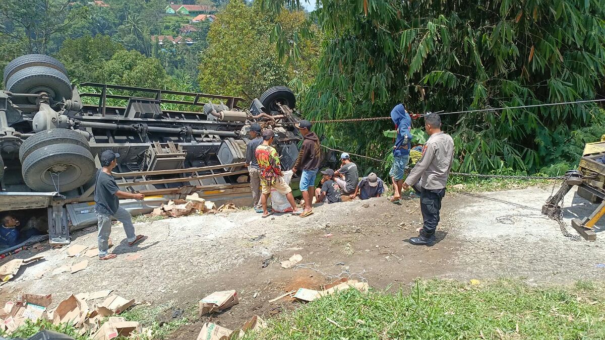 Truk pengangkut minuman ringan terguling di tanjakan gentong Kadipaten Kabupaten Tasikmalaya