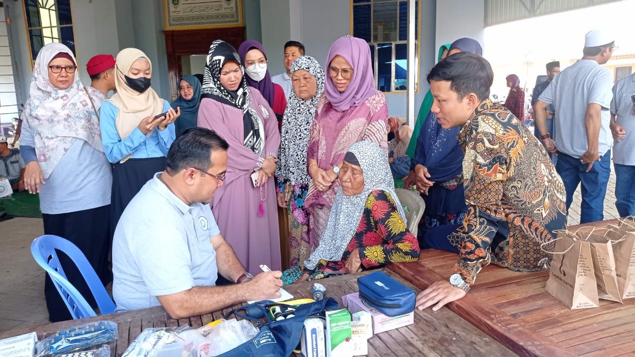 Pemeriksaan Kesehatan Warga Muslim Kamboja Bantuan Forsimas 