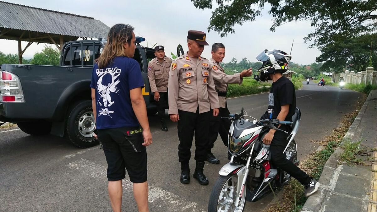 Petugas Polsek Manonjaya sedang mengamankan pengendara sepeda motor yang menggunakan knalpot brong