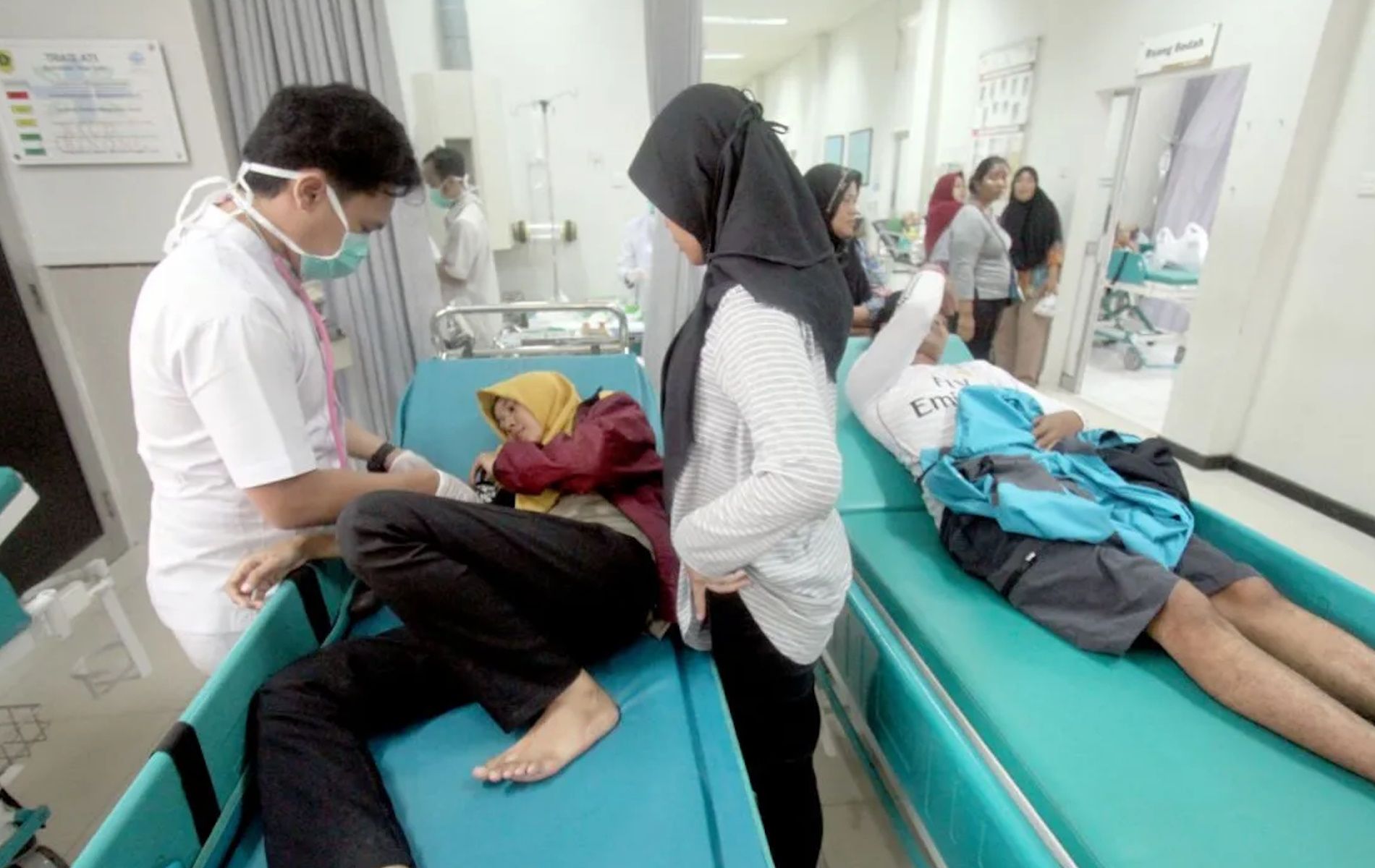 Petugas memberikan penanganan medis penyakit Demam Berdarah Dengue (DBD) kepada pasien di Unit Gawat Darurat (UGD), Rumah Sakit Umum Cibinong, Bogor, Jawa Barat.