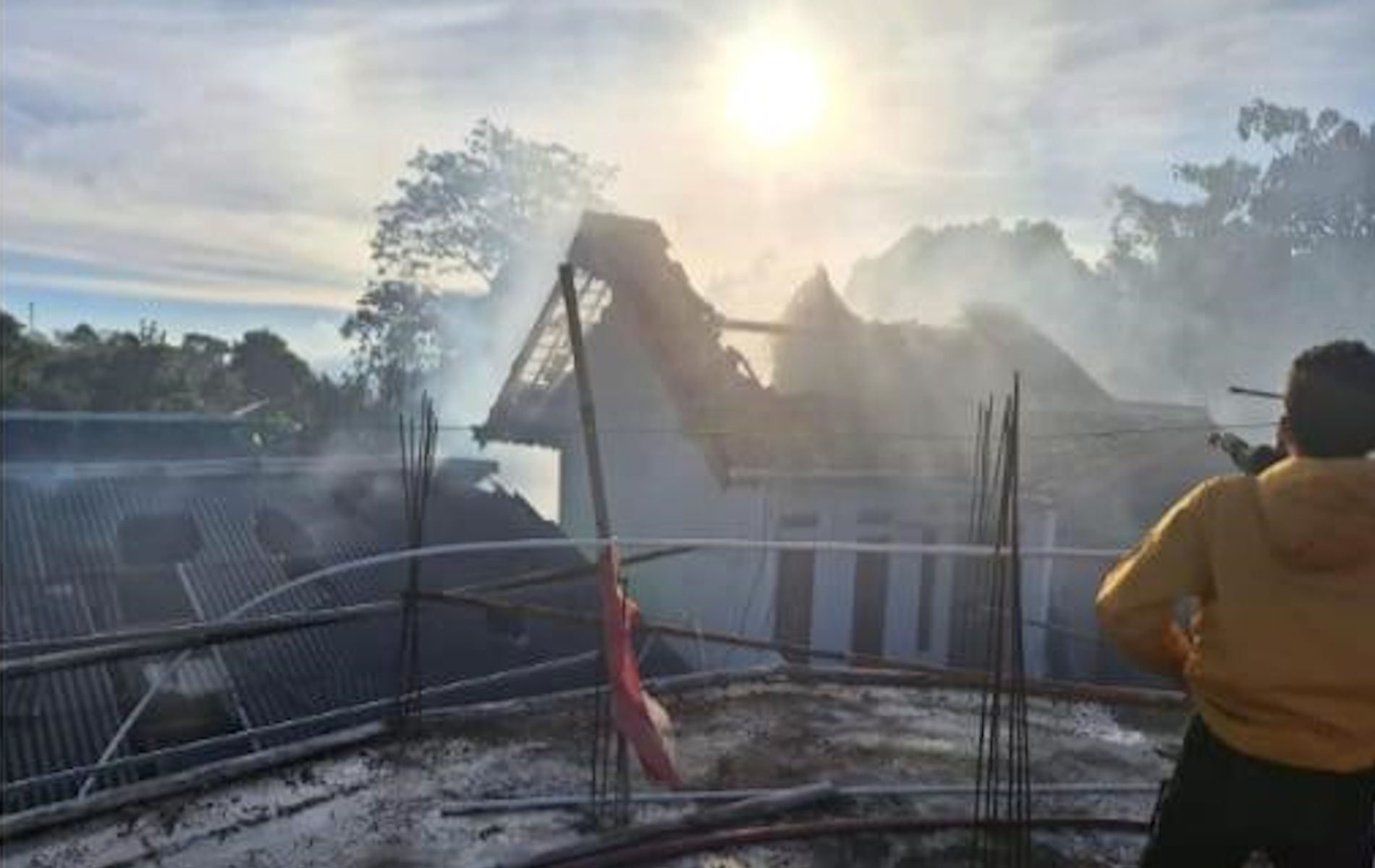 Rumah milik warga Ciawi, Rahmat (44), ludes terbakar karena salah satu penghuni lupa mematikan kompor.