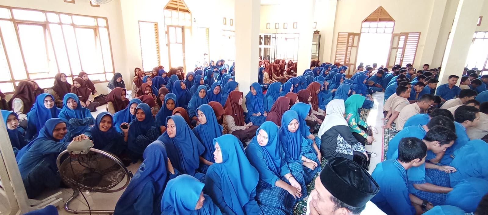 Siswa (i) SMAN 1 Peukan Bada didampingi para guru mengikuti kegiatan DInul Islam di Mushalla sekolah tersebut