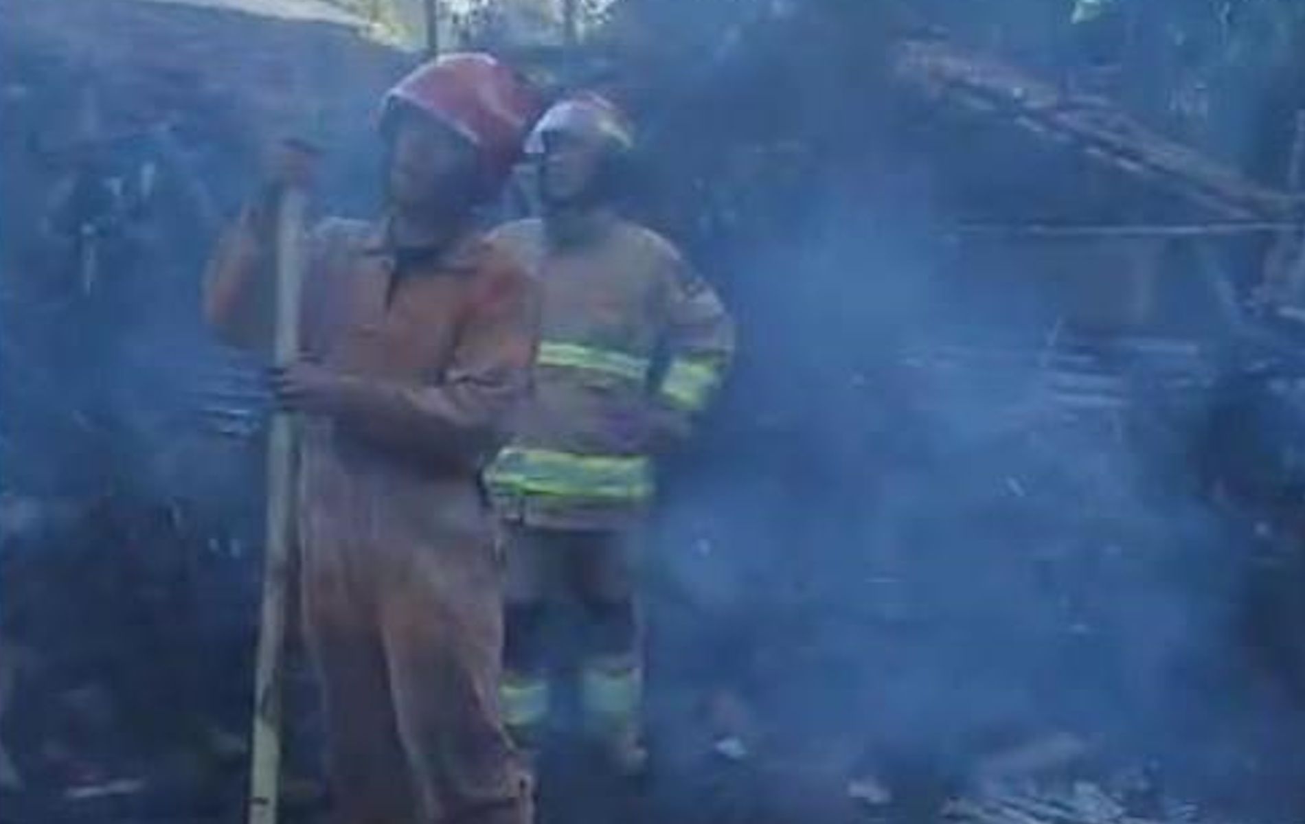 Petugas Unit Damkar Sektor Ciawi memadamkan api di rumah milik seorang guru MI Cibedug bernama Rahmat.