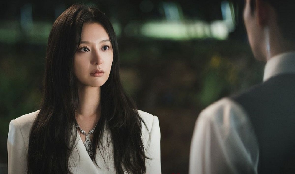 Cuplikan adegan Queen of Tears episode 4 yang tampilkan kisah sedih Baek Hyun Woo dan Hong Hae In, diperankan Kim Soo Hyun - Kim Ji Won.