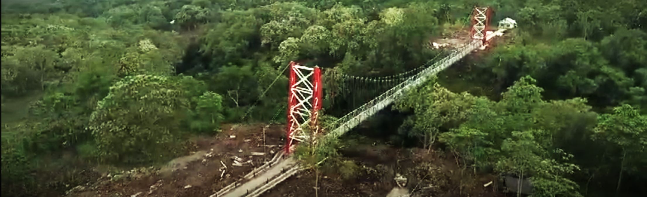 Potret jembatan wae usang dari udara.