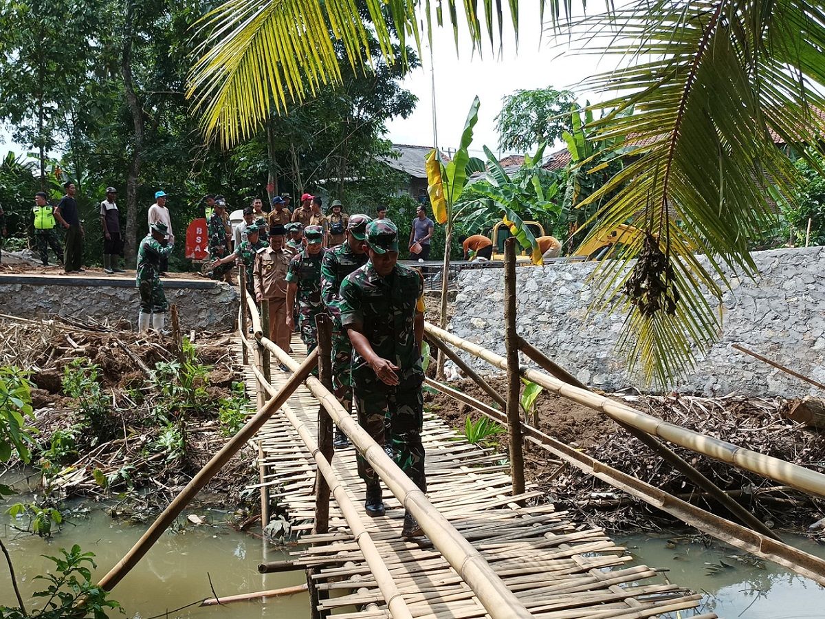 Personel TNI Kodim 0602/Serang, dibantu jajaran kepolisian, masyarakat dan staf pemerintah daerah, berjibaku membangun pembukaan jalan serta jembatan penghubung, antar Kabupaten Serang dan Kabupaten Lebak.