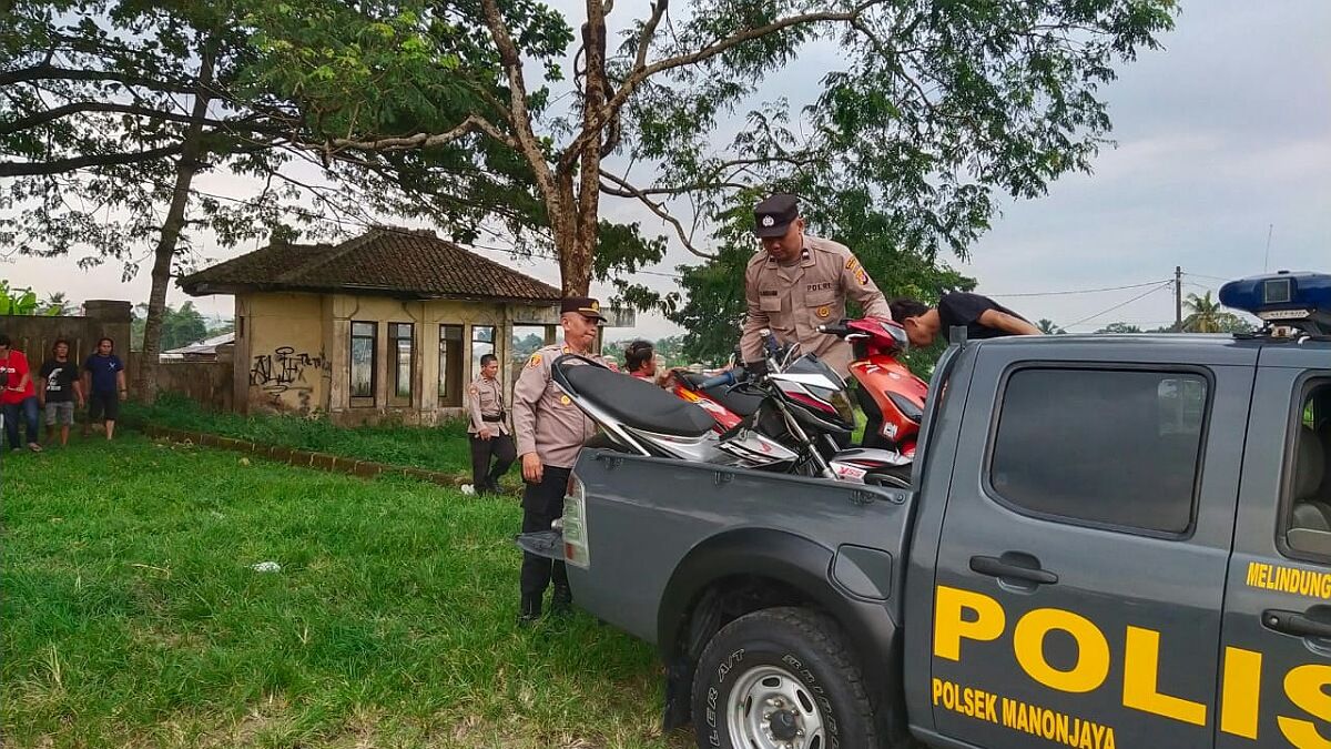 Petugas Polsek Manonjaya sedang mengamankan sepeda motor yang menggunakan knalpot brong