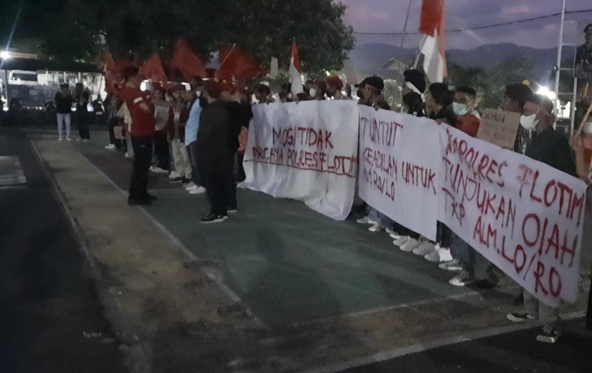 Massa organisasi Cipayung saat menggelar aksi di depan Mapolres Flores Timur, Sabtu (23/04/2024).//