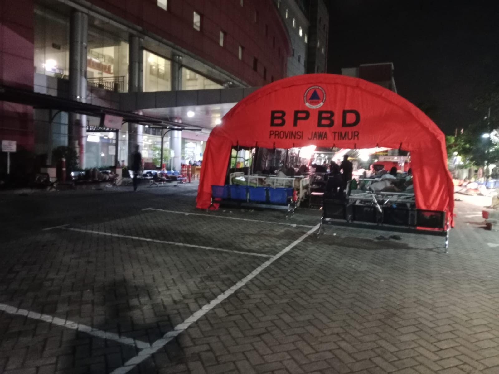 BPBD Surabaya mendirikan tenda darurat di halaman RS Unair