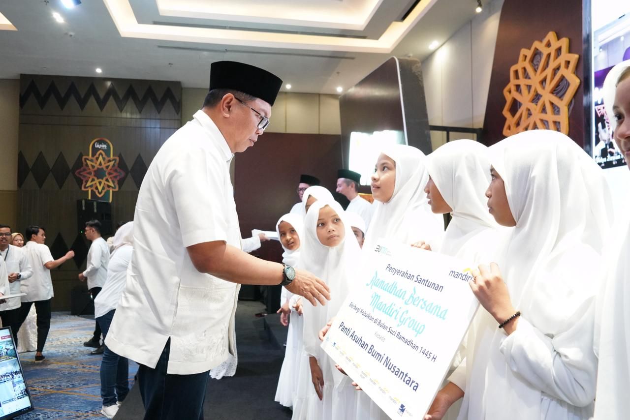 Regional CEO I/Sumatera 1, Bapak M.Ashidiq mewakili Bank Mandiri menbagikan santuna untuk 2.750 anak yatim di Medan, Sumatera Utara.