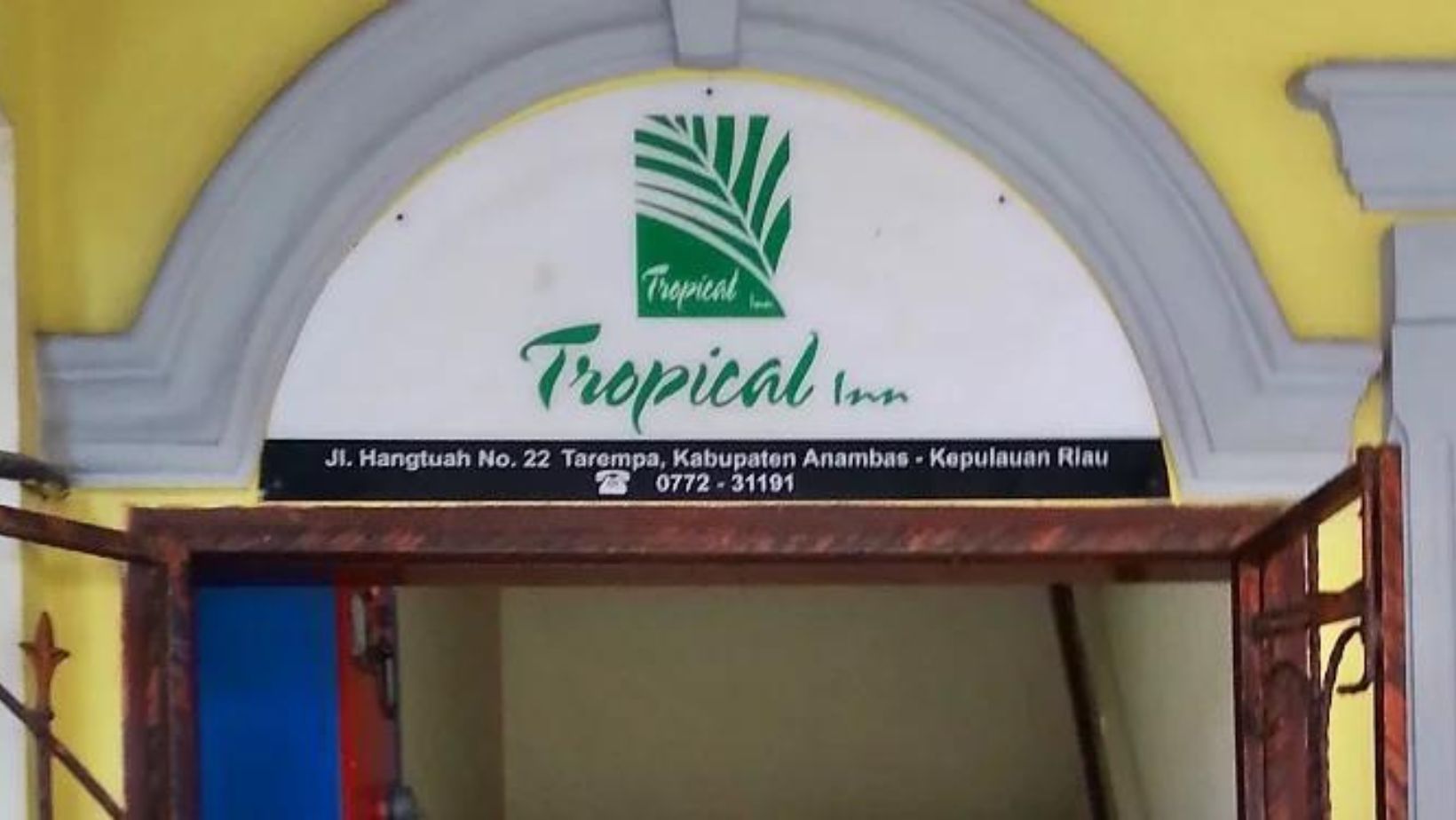 Hotel Tropical Inn menawarkan akomodasi nyaman dengan harga terjangkau