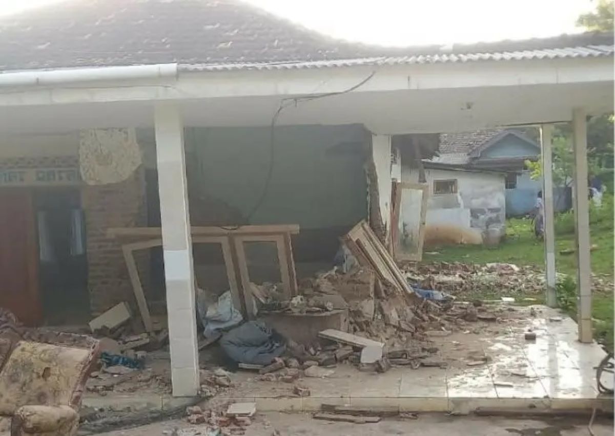 Salah satu rumah di Kabupaten Gresik yang terdampak gempa Bawean Jatim yang terjadi pada Jumat, 22 Maret 2024.