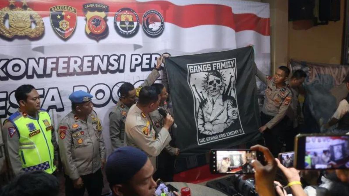 Kapolresta Bogor Kota, Bismo Teguh Prakoso membentangkan bendera milik salah satu remaja anggota geng motor yang ditangkap karena membawa flare dan setrum listrik saat konvoi, Sabtu (23/3/2024).