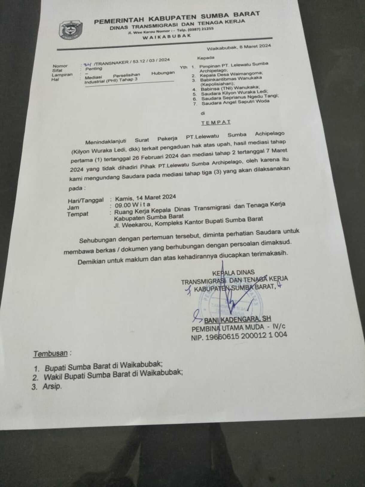 Surat undangan mediasi dari Dinas Ketenagakerjaan dan Transmigrasi Sumba Barat kepads pihak hotel Lelewatu