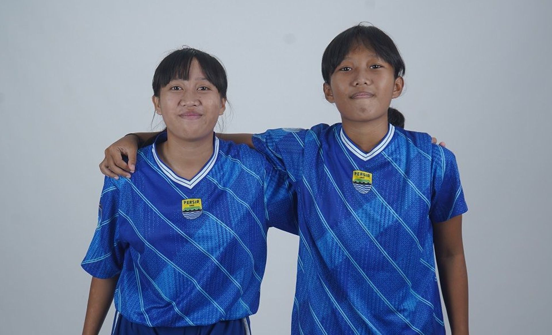Dua pemain Akademi PERSIB Putri, Wandha Azzahra Octana Maharani dan Yulia Dwi Julianti