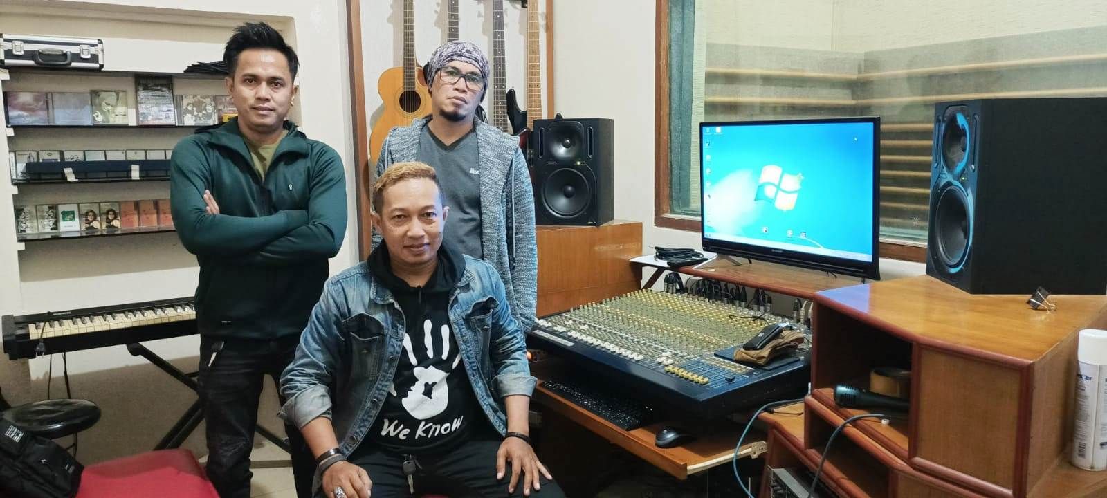 Personel S3 Band, grup musik asal Kabupaten Kuningan, terdiri dari Asep Albar (bass/kiri), Surbi (vocal/tengah), dan Juned (gitar/kanan).*