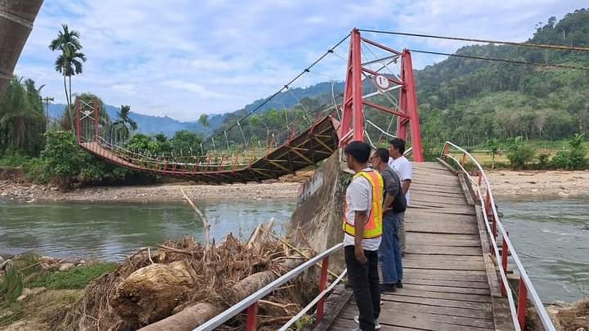 Jembatan gantung di Pesisir Selatan rusak akibat dihantam arus banjir