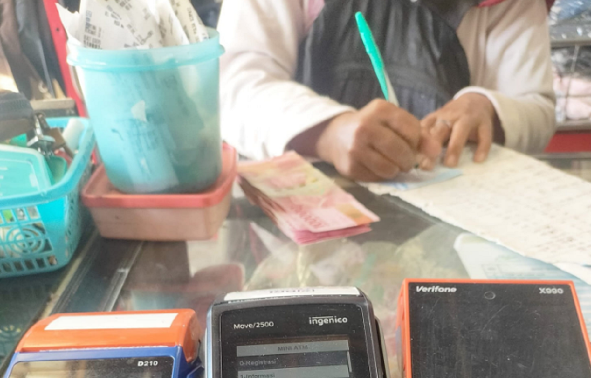 Sedang Melayani Transaksi, Toko Milik Ika Juni Ariyanti di Desa Sarwadadi kini resmi menjadi agen BRI untuk program Layanan Keuangan Tanpa Kantor (Laku Pandai) dalam rangka mendukung program inklusi keuangan Otoritas Jasa Keuangan (OJK).