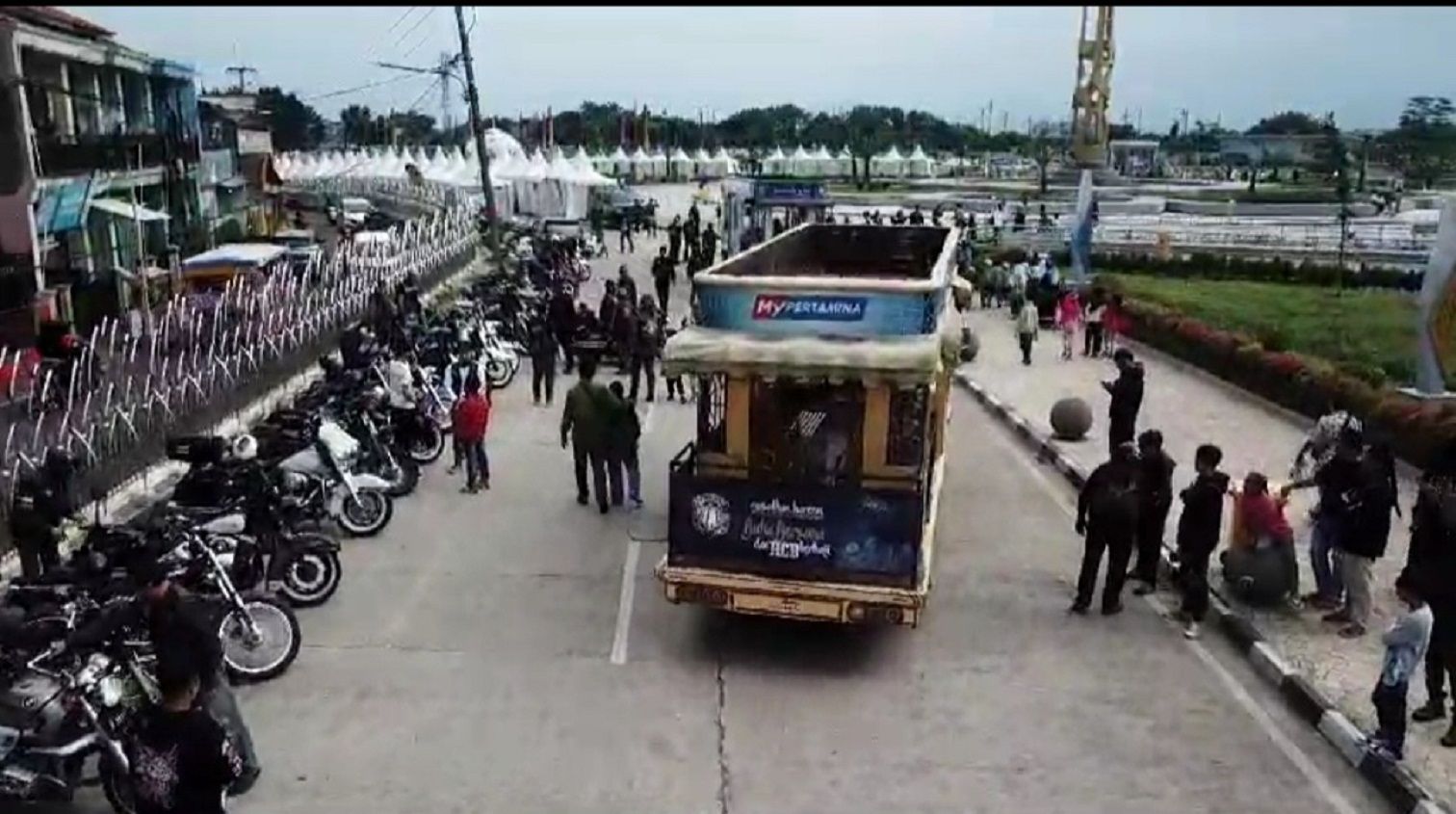 Anak yatim diajak berbagi pengalaman menaiki dua unit kendaraan Bandros (Bandung Tour on The Bus) ke Masjid Raya Al-  Jabbar, diiringi konvoi anggota HCB yang mengendarai unit Harley-Davidson berbagai tipe dan model.*/   