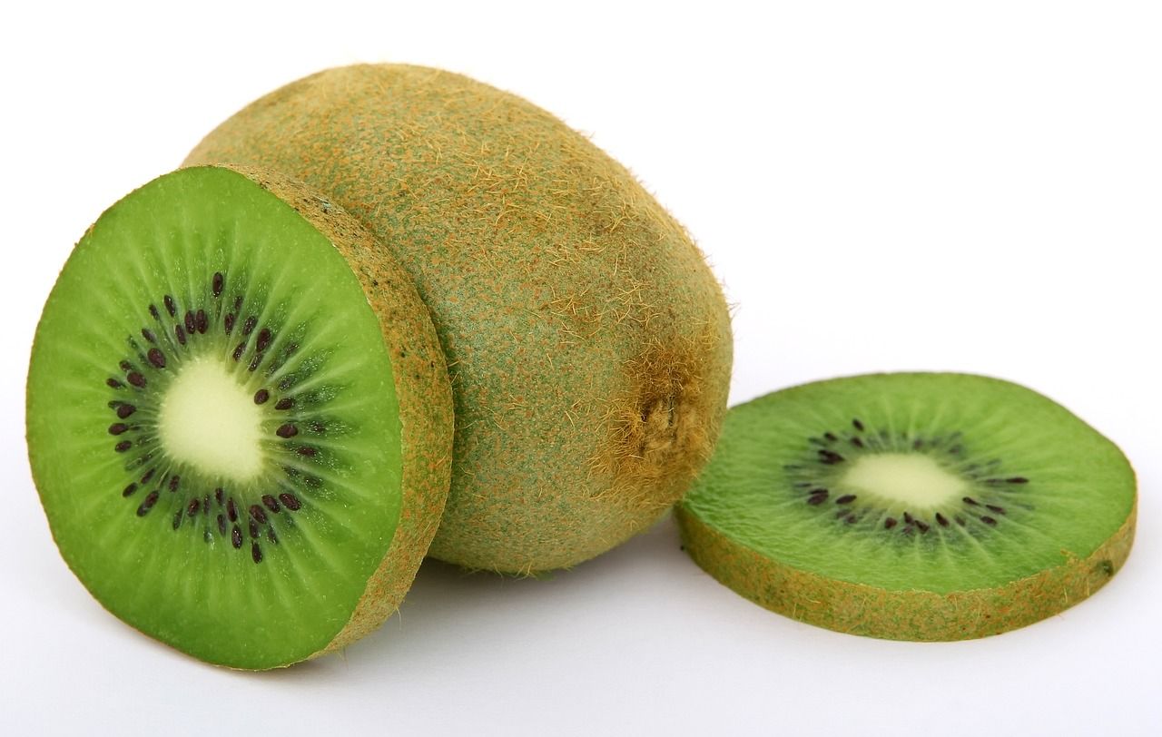 Manfaat buah kiwi untuk kesehatan kulit./ 