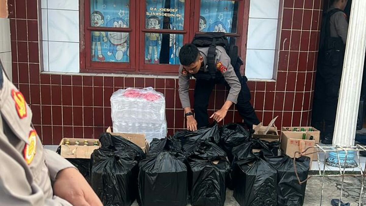 Petugas Samapta Polres Tasikmalaya Kota sedang mengamankan ratusan botol miras dari sebuah rumah di Leuwimalang Bungursari Kota Tasikmalaya, Sabtu 23 Maret 2024