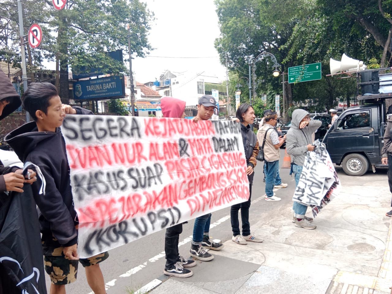 Kejati Jabar digeruduk warga terkait kasus korupsi Pasar Cigasong Majalengka, pada Senin 25 Maret 2024, minta Kepala BKPSDM INA segera ditahan