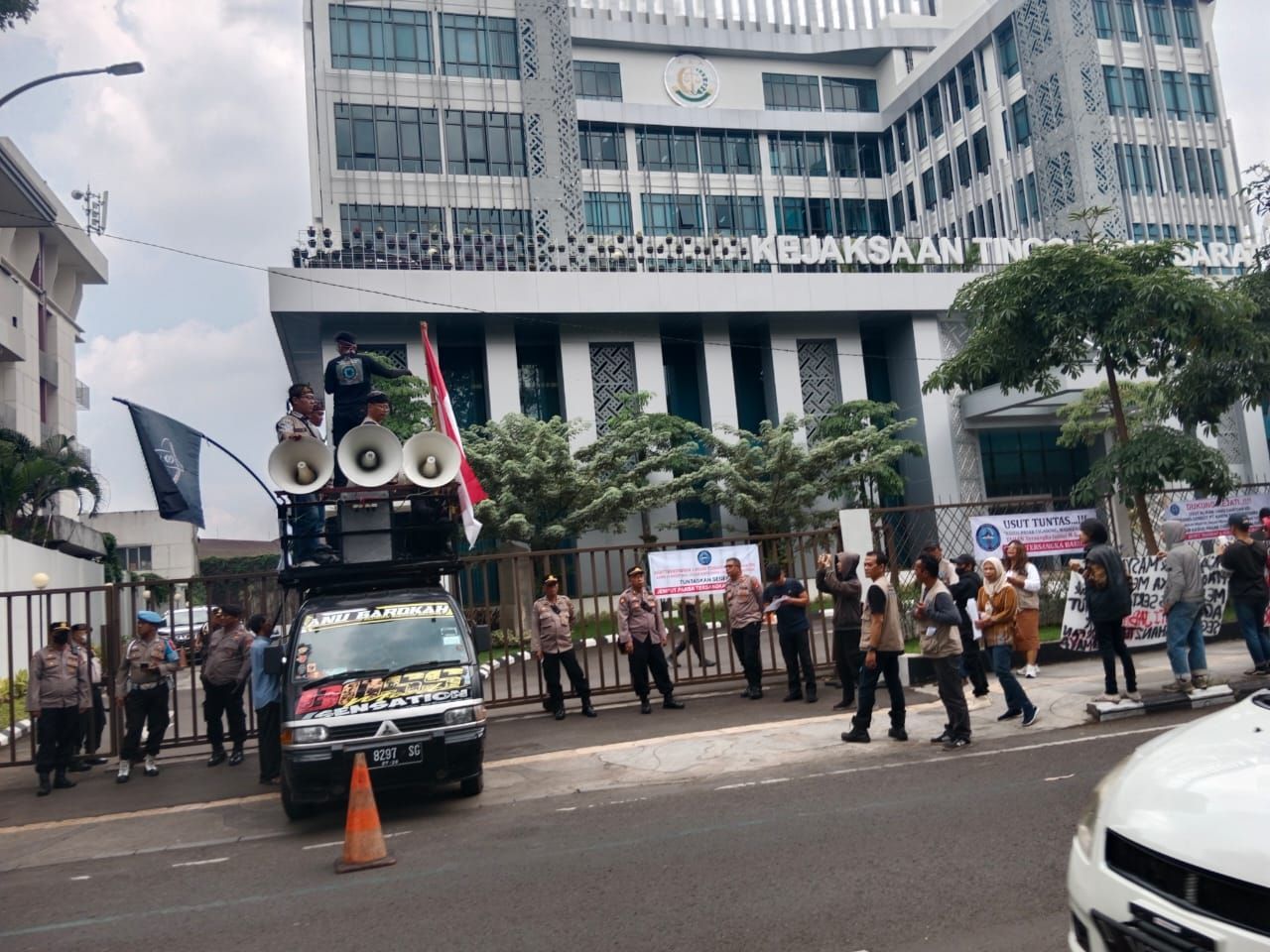 Kejati Jabar di demo minta Kepala BKPSDM Majalengka INA ditahan