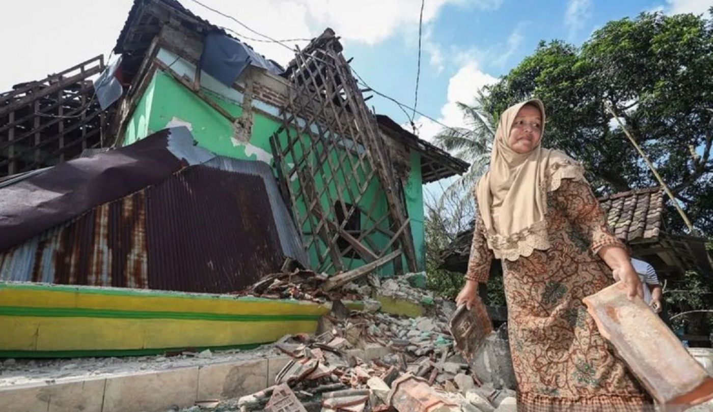 Warga membersihkan puing-puing bangunan rumah yang rusak akibat gempa di Desa Suwari, Sangkapura, Pulau Bawean, Gresik, Jawa Timur, Minggu 24 Maret 2024.