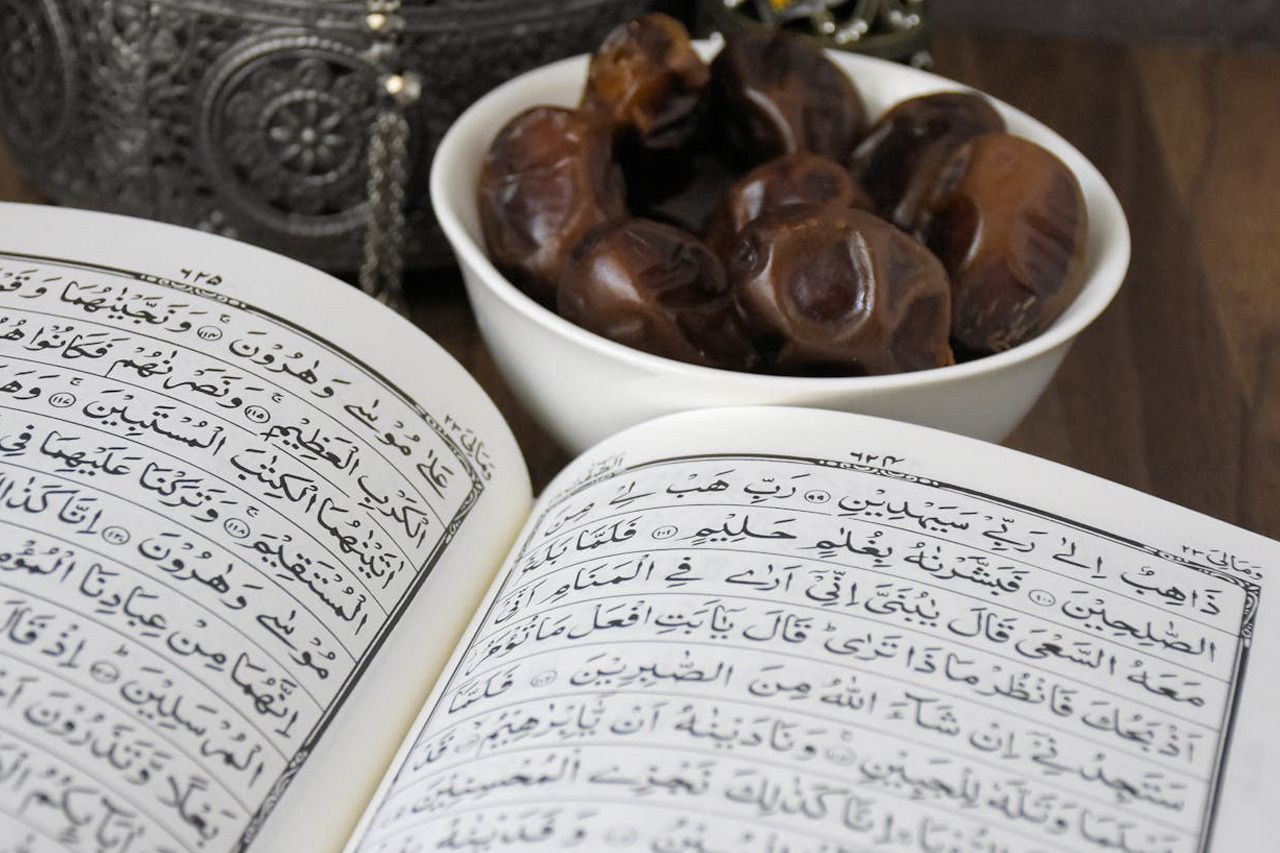 Ilustrasi baca Al-Qur'an di 10 hari terakhir bulan Ramadhan.