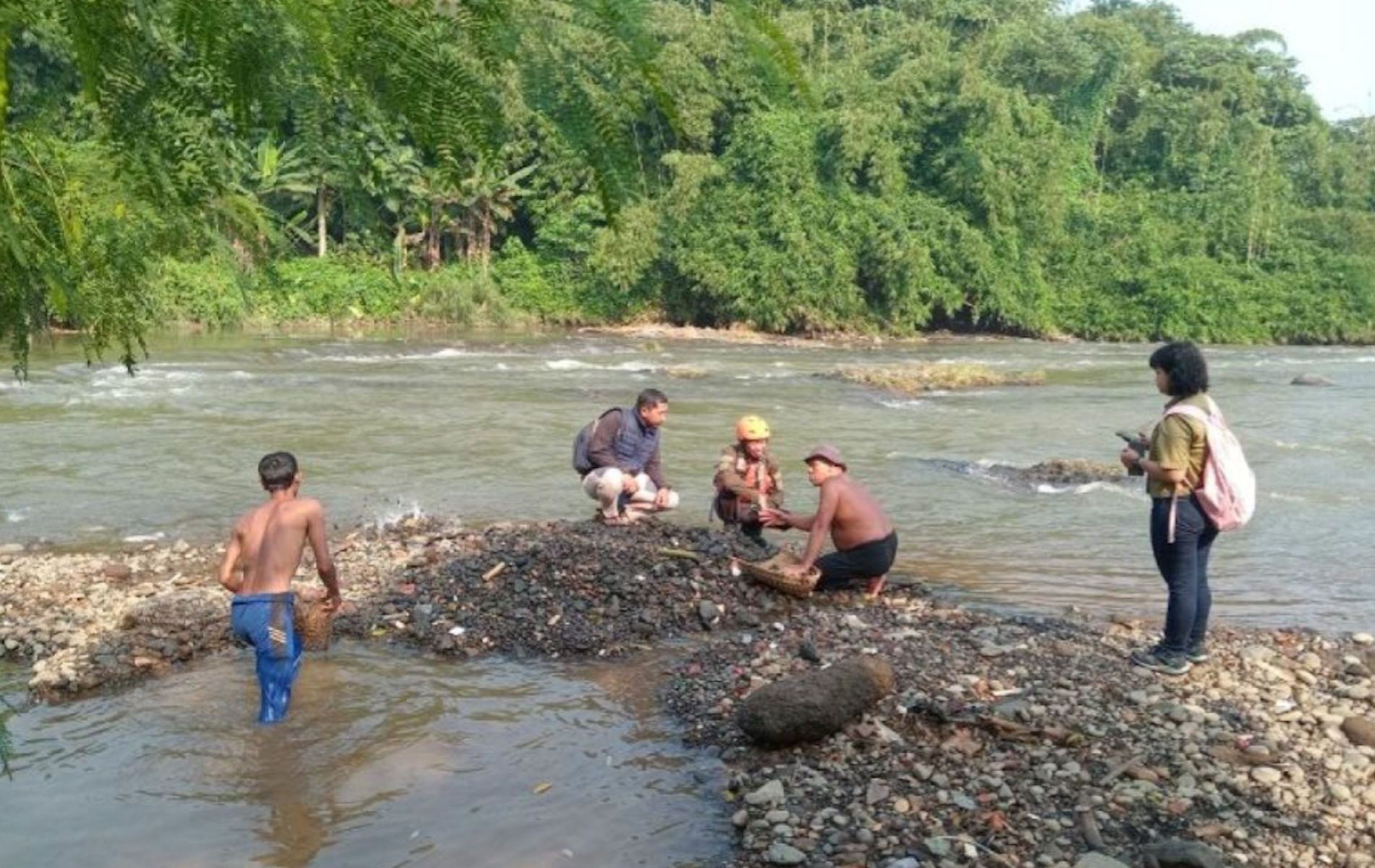 Pemeriksaan aliran Sungai Ciliwung di Kelurahan Kedunghalang, Kota Bogor, yang sempat berbusa, beberapa hari lalu.