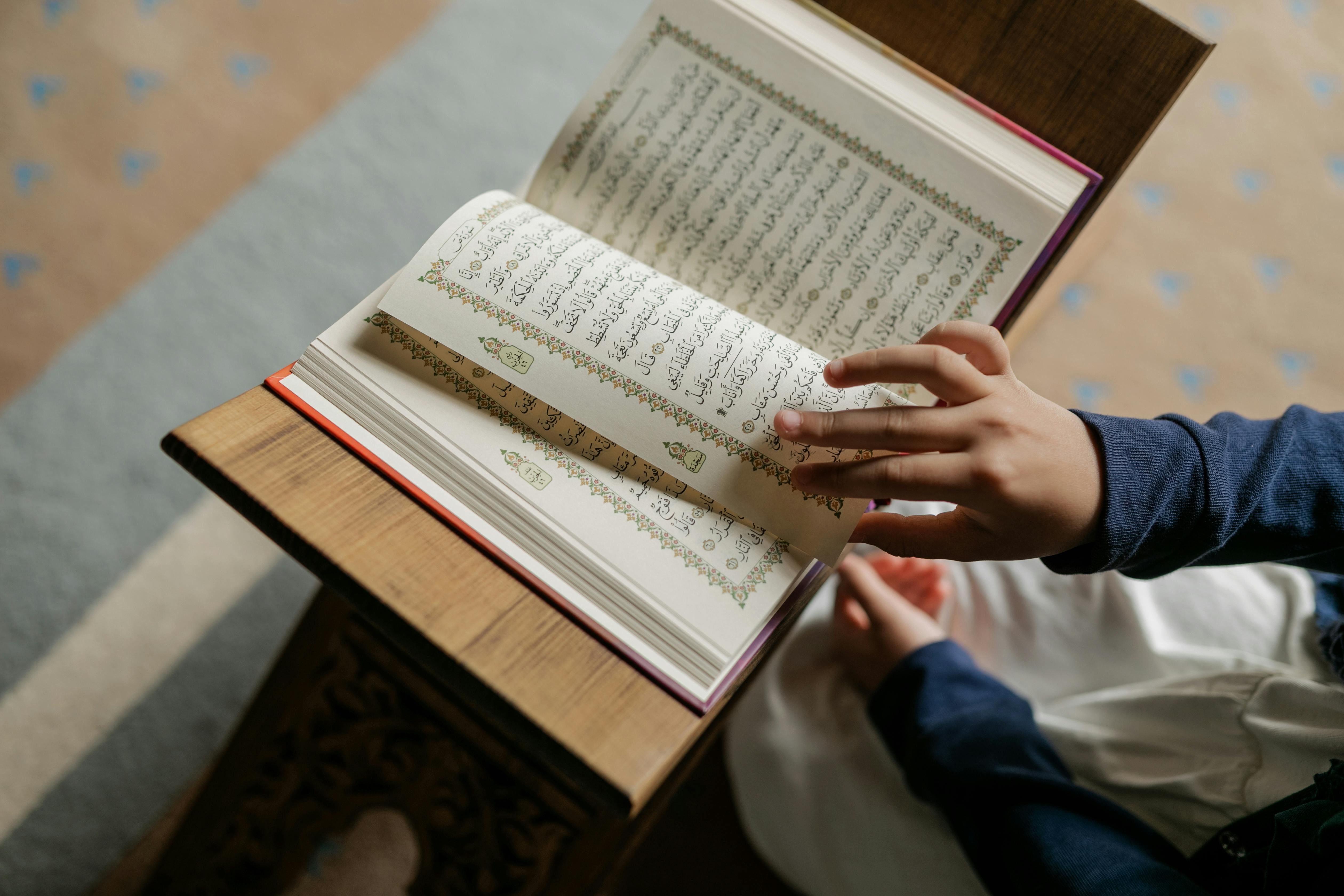 Ilustrasi membaca Al-Qur’an saat malam Nuzulul Quran pada bulan Ramadhan 2024.