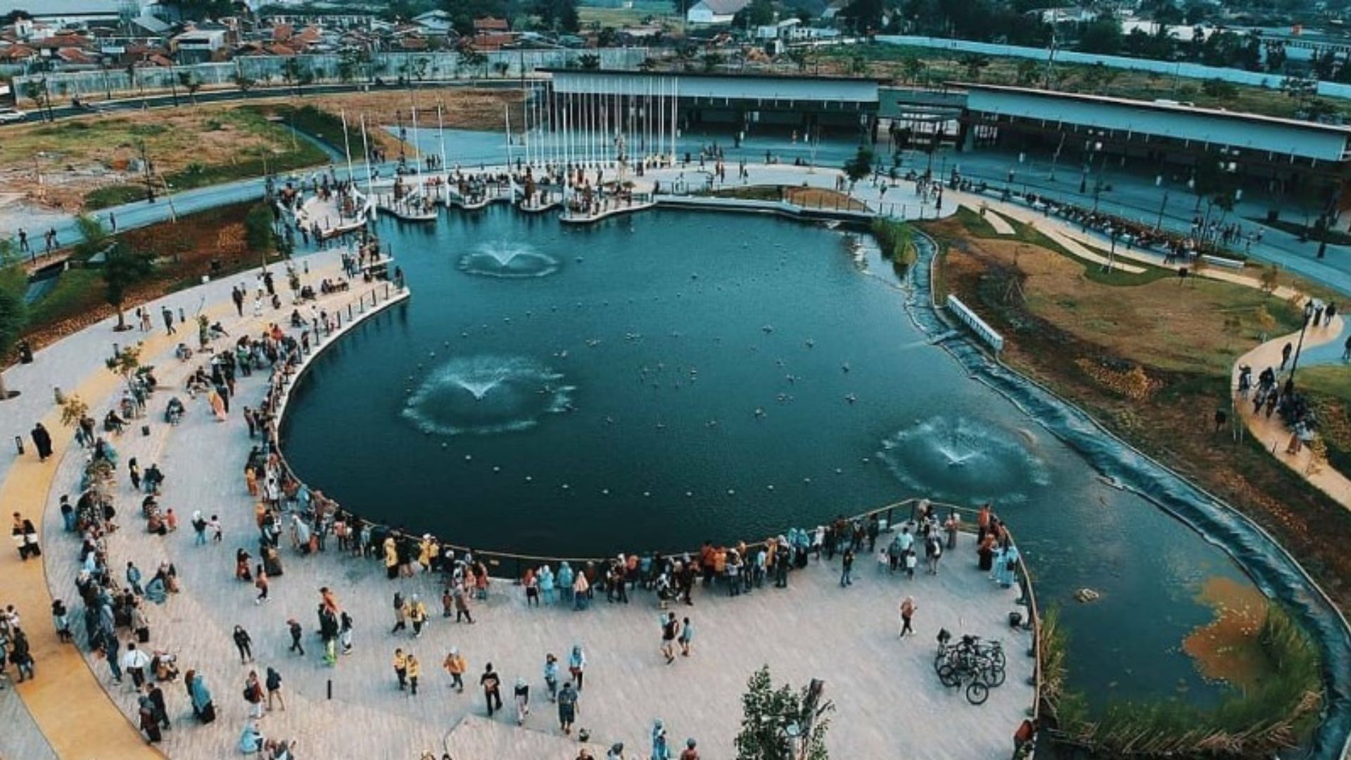 Atraksi air di Kiara Artha Park. / instagram/ @letsgobandung