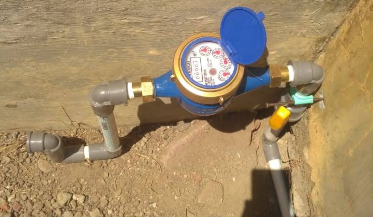 Meteran air yang dipasang di rumah warga setelah dialiri dari titik mata air Desa Margahayu Tengah.