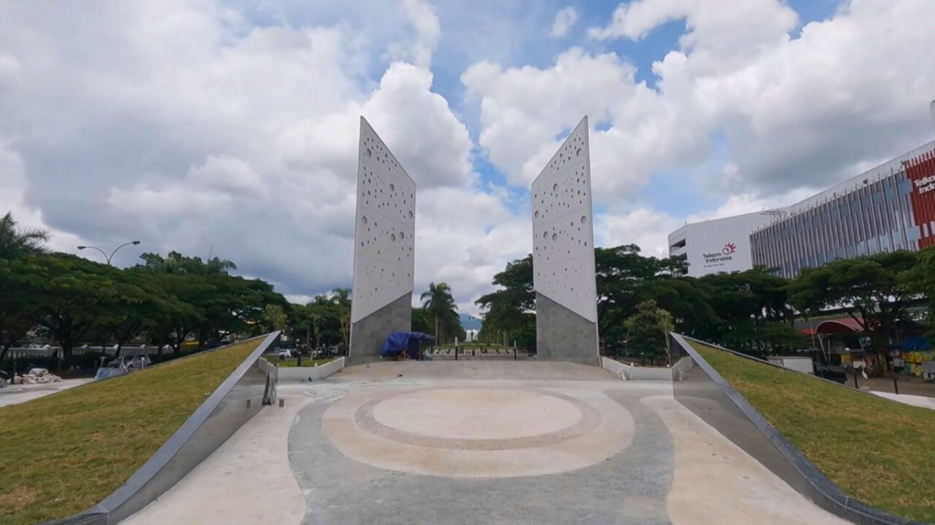 Taman Monumen Perjuangan menjadi tempat yang cocok untuk ngabuburit. / YouTube/ @WPS Channel