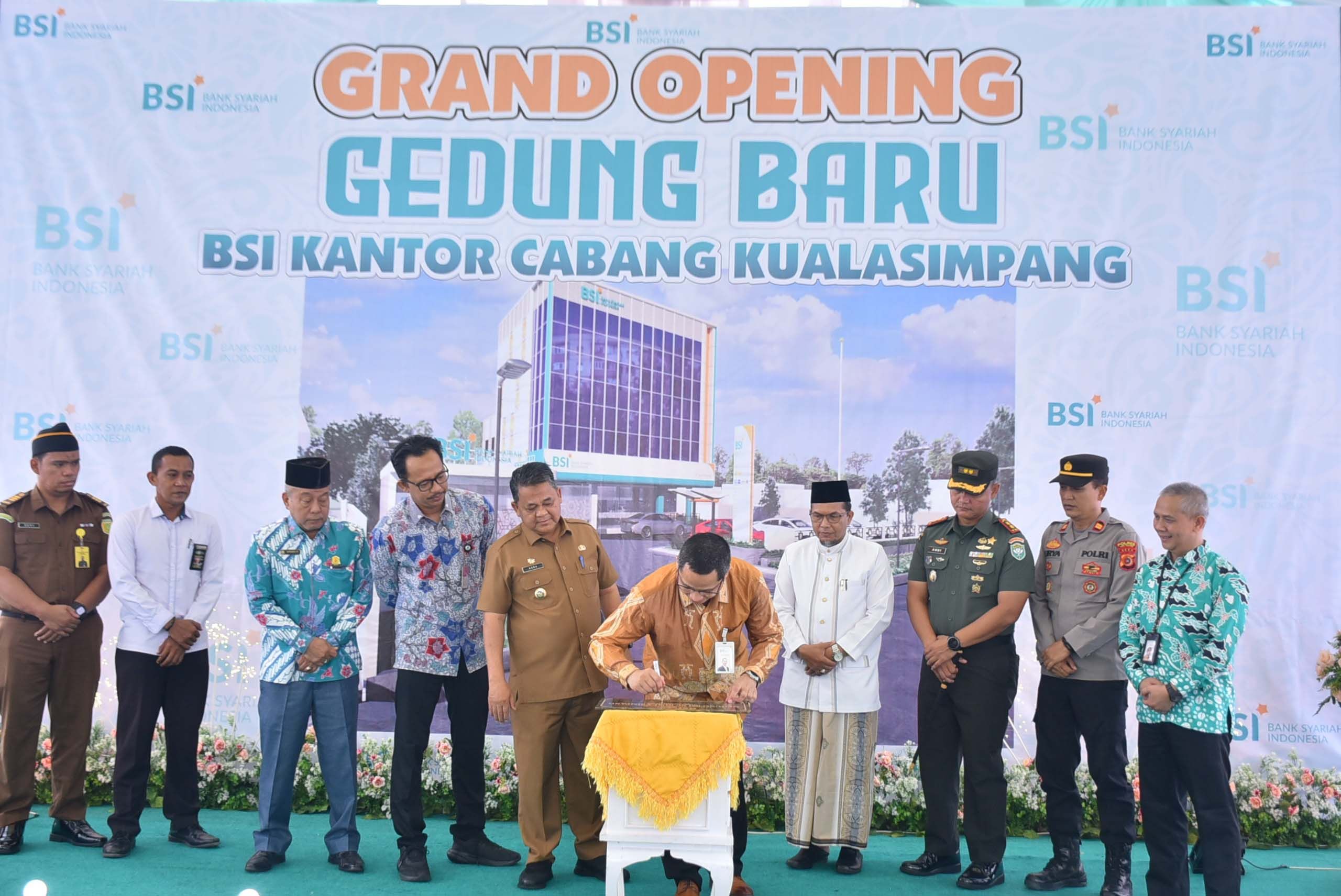 Peresmian gedung baru Bank Syariah Indonesia (BSI) Cabang Kualasimpang yang berlokasi di jalan Medan-Banda Aceh, (Jl Ir H Juanda, Karang Baru), Senin (25/3/2024)