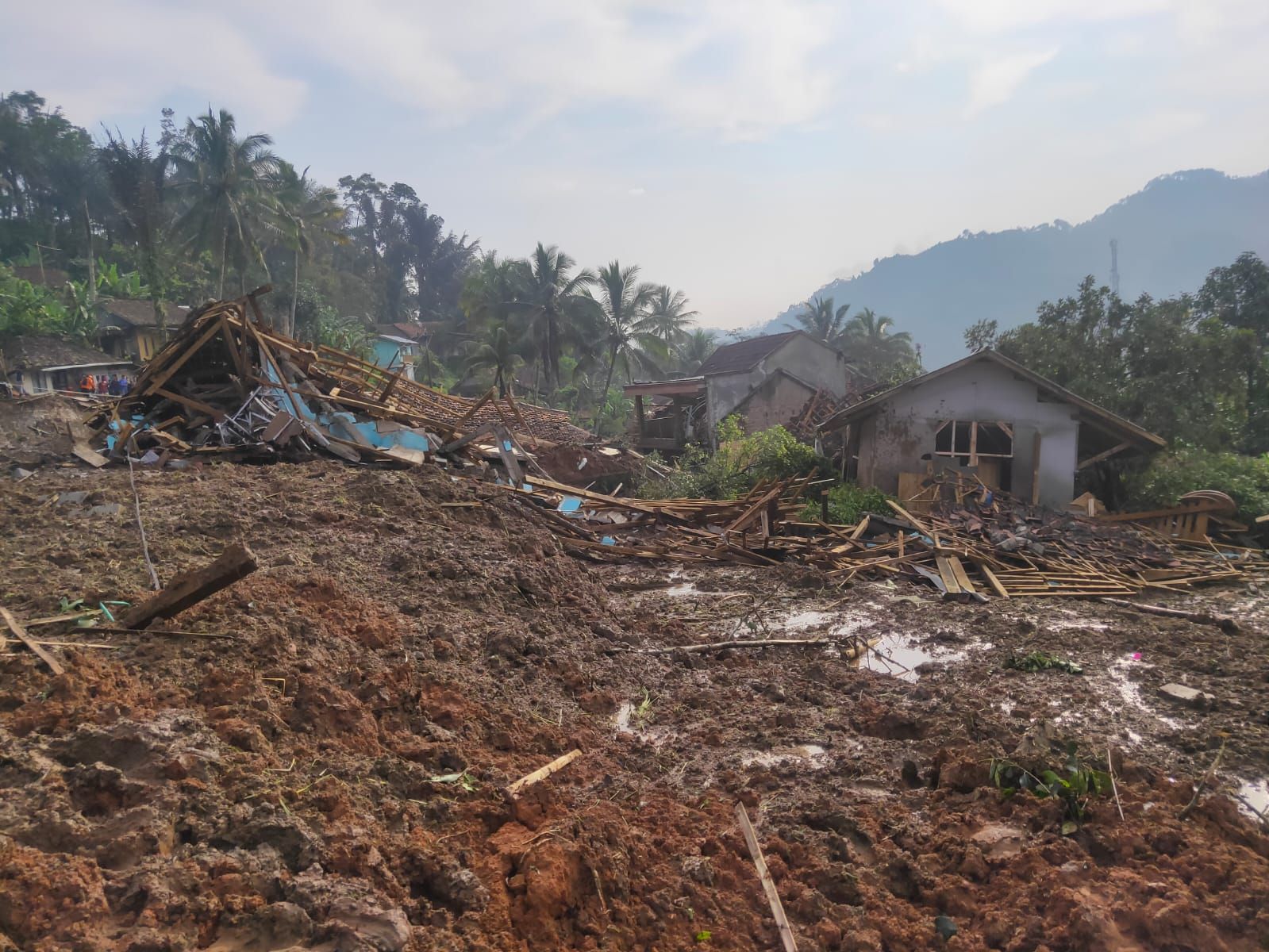 Longor dan banjir bandang terjang kawasan Bandung Barat, Minggu, 24 Maret 2024.