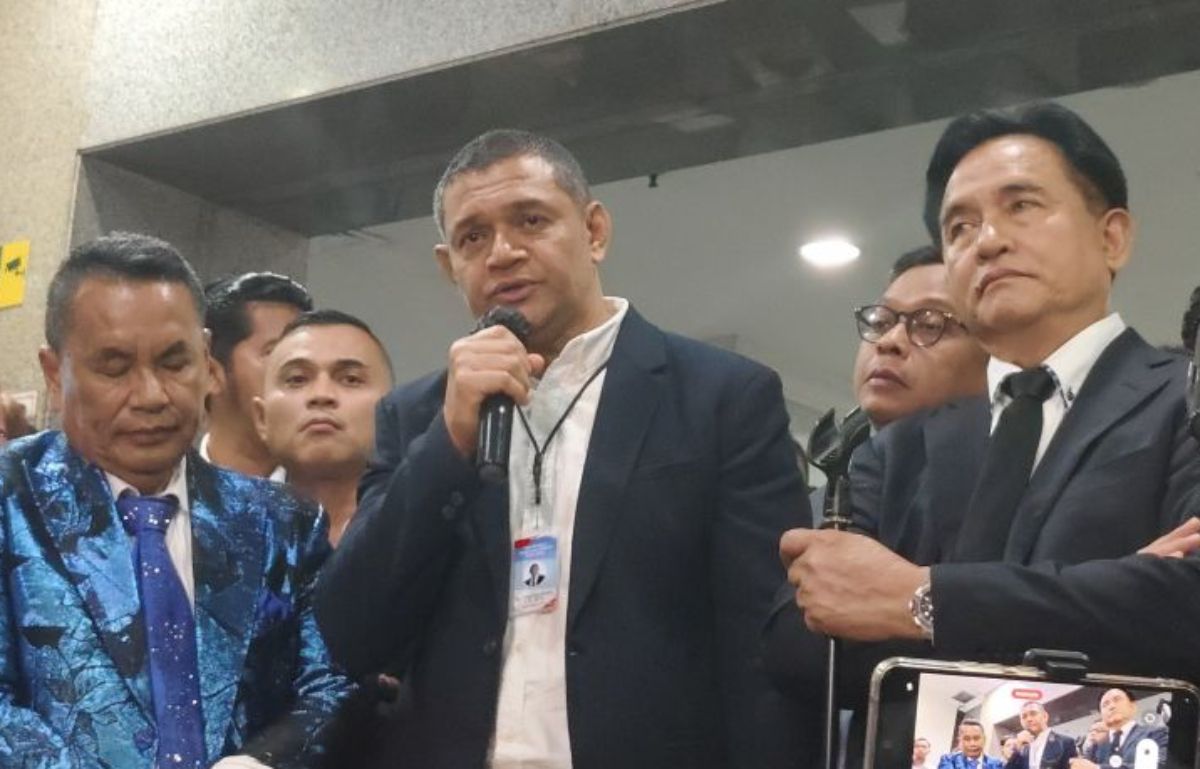 Wakil Ketua Tim Pembela Prabowo-Gibran Fahri Bachmid (tengah) berbicara di hadapan awak media di Gedung Mahkamah Konstitusi, Jakarta, Senin (25/3/2024).