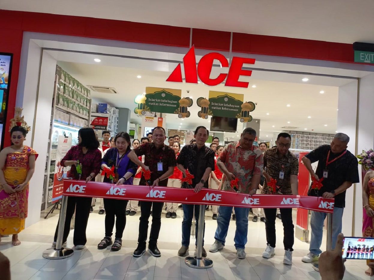 Gunting pita menandai pembukaan kembali toko ritel ACE di Mall Bali Galeria Selasa 26 Maret 2024.