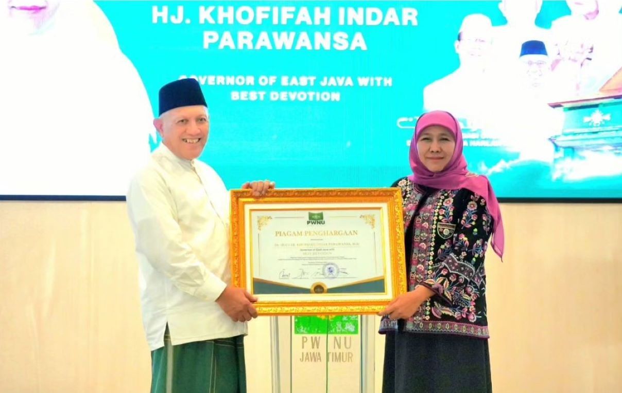 Sehari usai purna tugas sebagai Gubernur Jawa Timur periode 2019-2024, Khofifah menerima penghargaan dari PWNU Jatim sebagai Governor of East Java with Best Devotion.