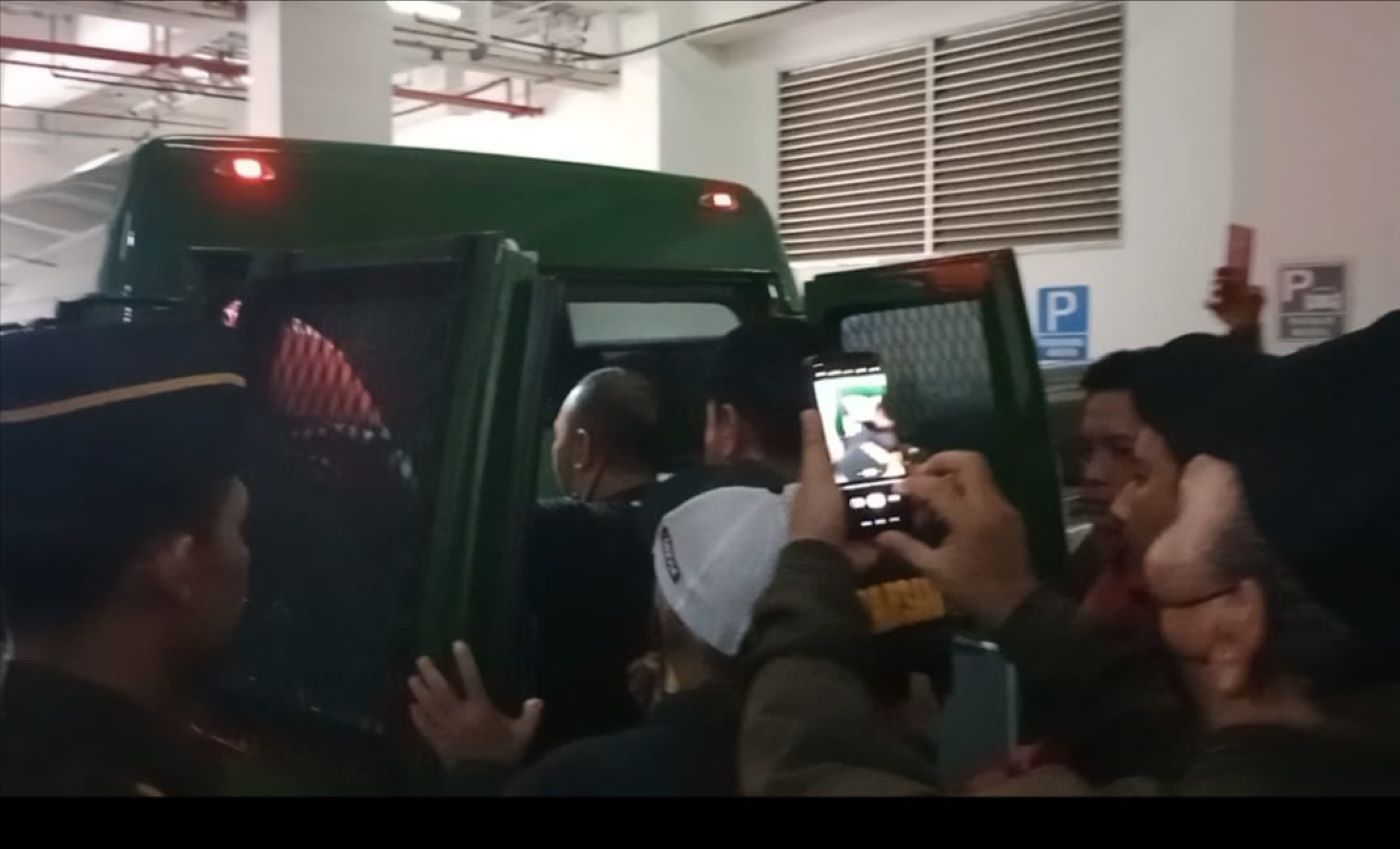 Irfan Nur Alam saat dimasukan ke mobil tahanan