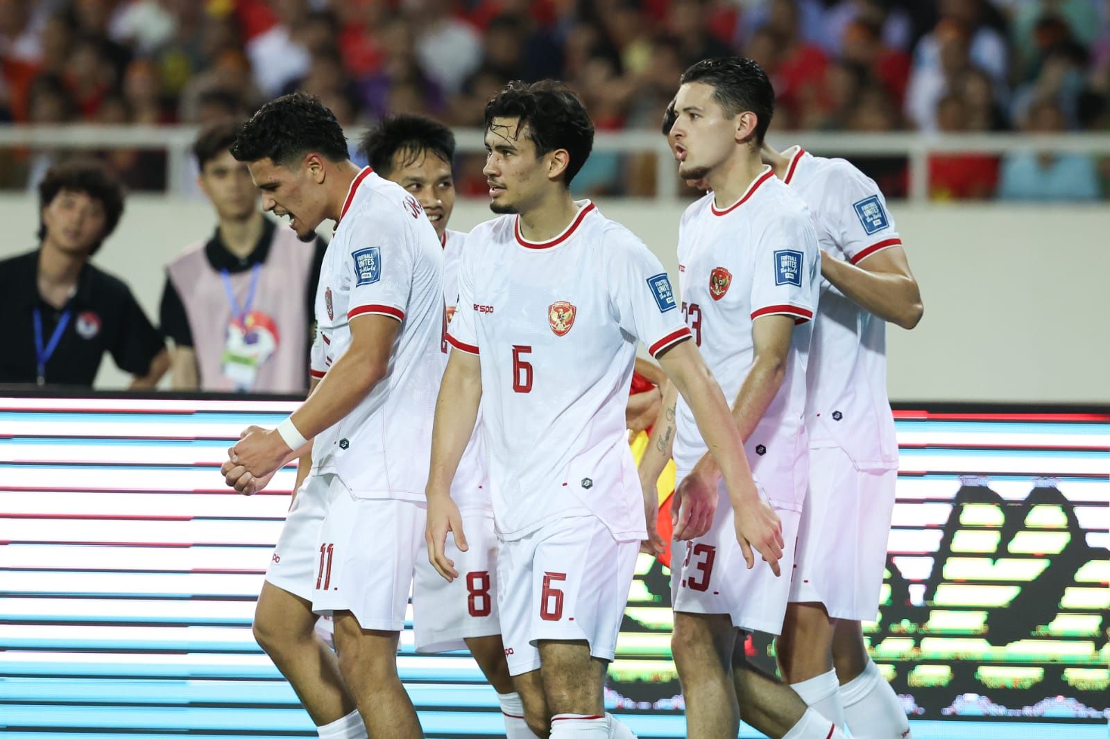 Para pemain Timnas Indonesia usai selebrasi gol kedua yang dilesakkan Ragnar Oratmangoen ke gawang Vietnam pada lanjutan kualifikasi Piala Dunia 2026, di Stadion My Dinh, Hanoi, Selasa, 26 Maret 2024.