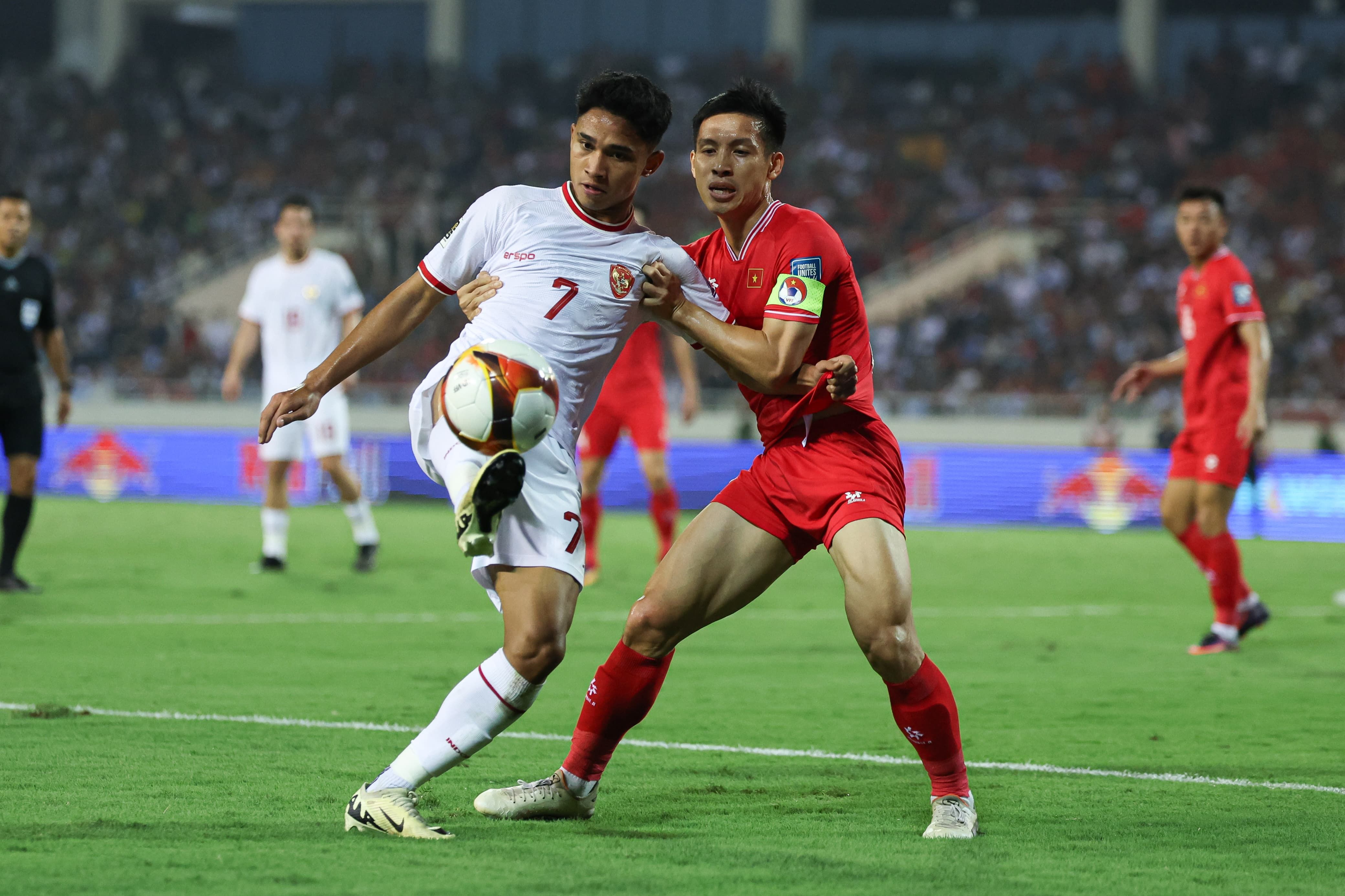 Gelandang Timnas Indonesia, Marselino Ferdinan mencoba melewati hadangan pemain Vietnam.