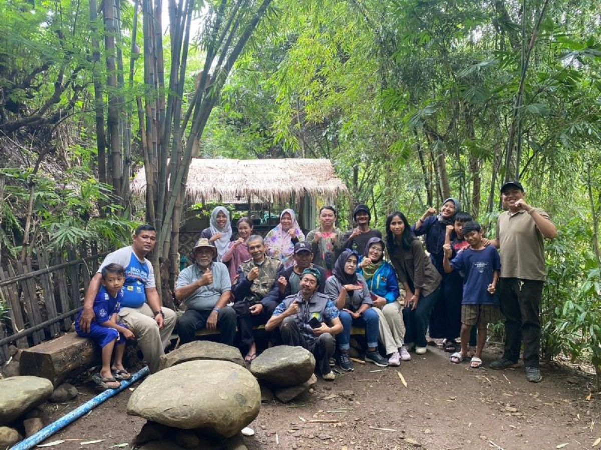 Tim Amreta mengadakan syukuran pembangunan Imah Maggot Bantaran bersama komunitas-komunitas di Sungai Cikapundung. (Dok. Pribadi)